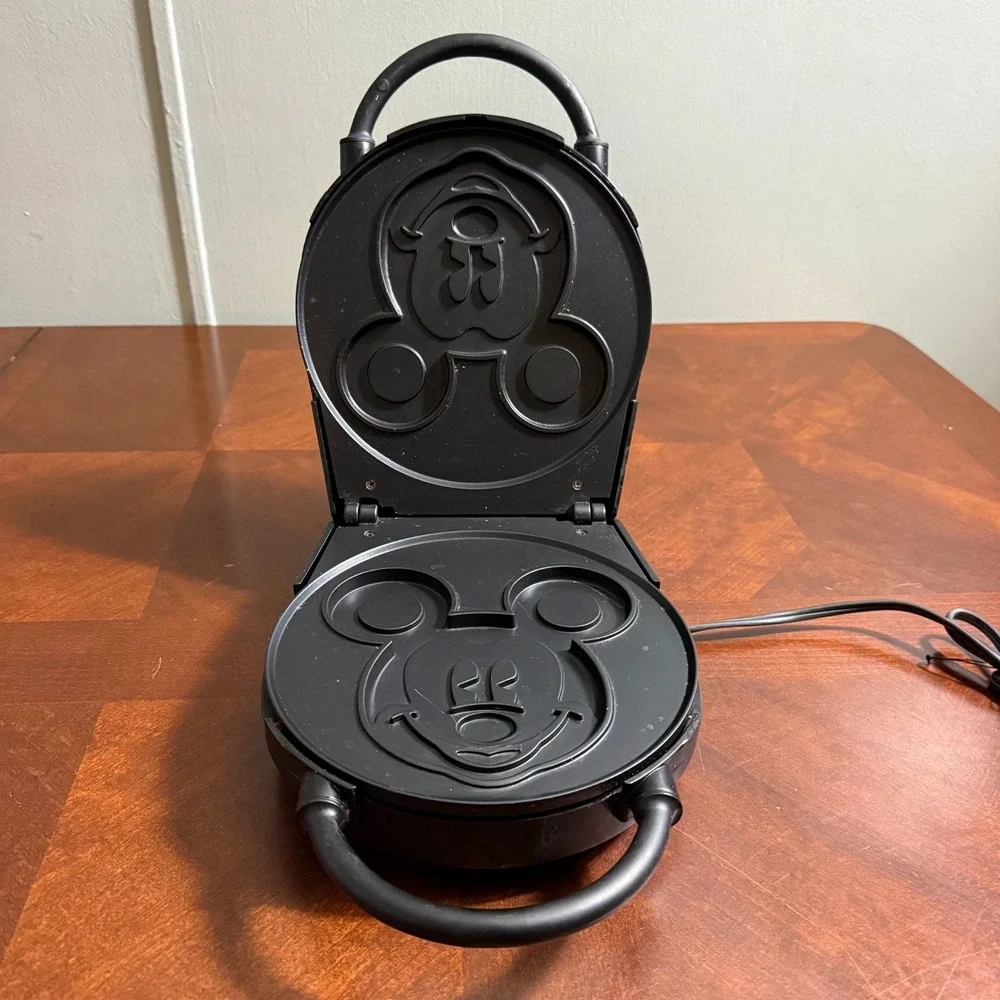 Disney Mickey's Single Waffler VillaWare Mickey Mouse Waffle Maker Model 5555-01